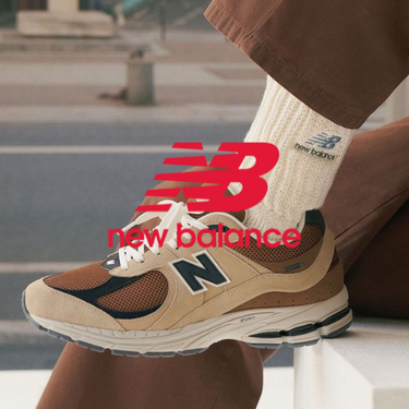 New Balance Kollektion – Nahaufnahme eines Schuhs, abgestellt auf einer Mauer, sportlicher Lifestyle bei Closory